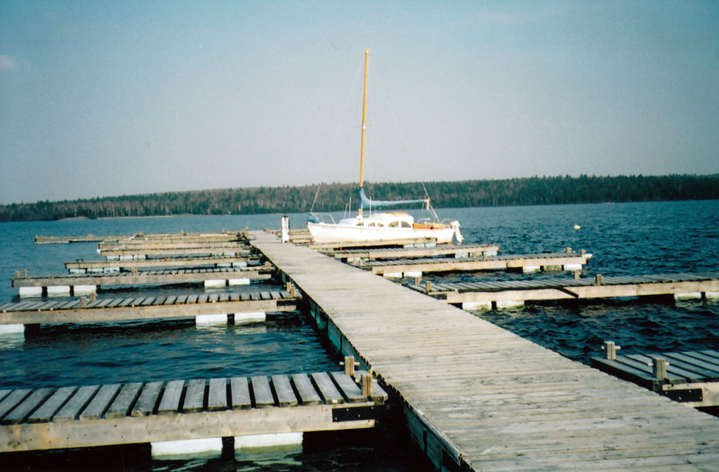 bateau_de_ross_seul_au_quai