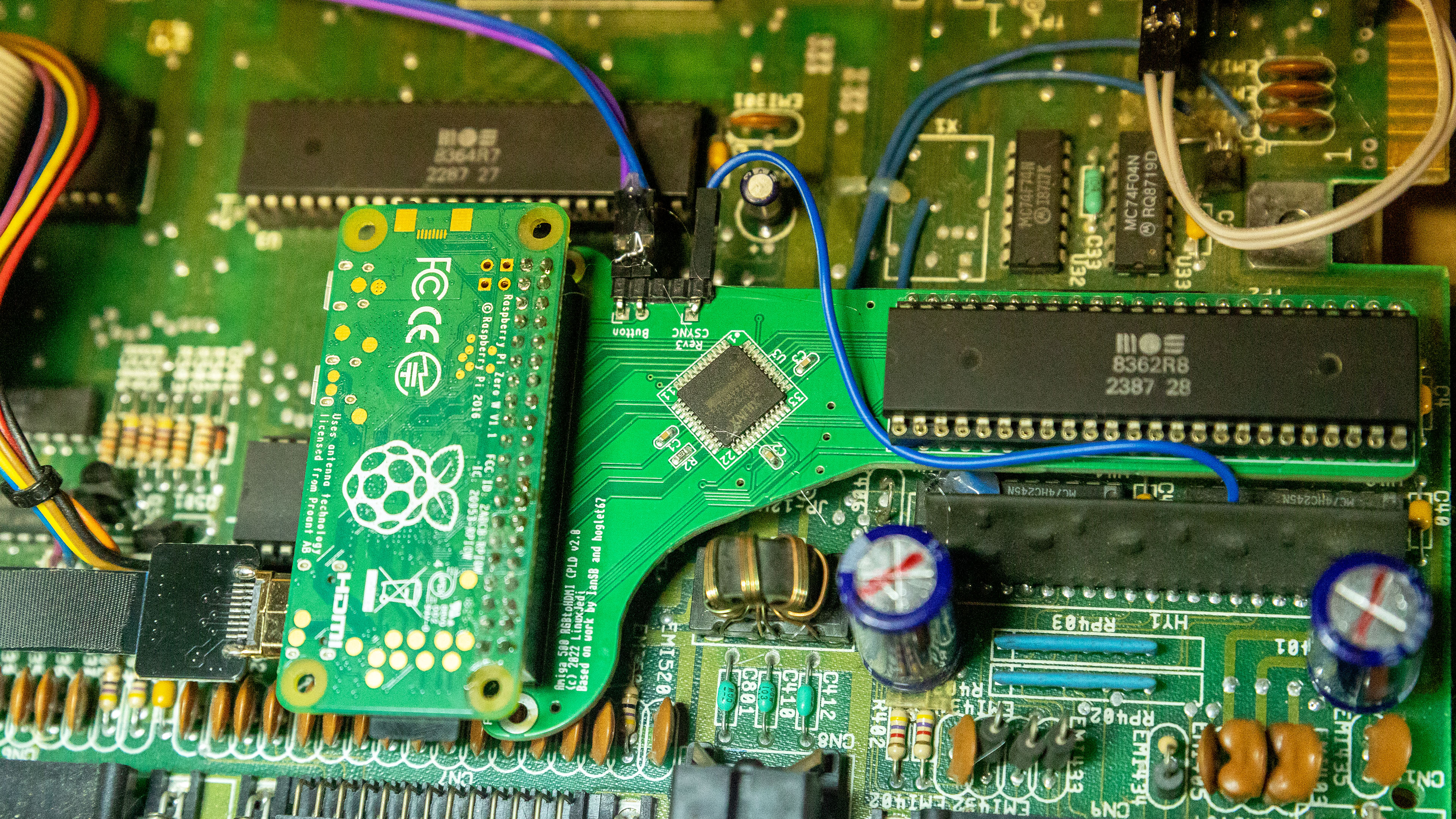 amiga500_RGBtoHDMI_rpizero_flatribboncable_minihdmiconnector