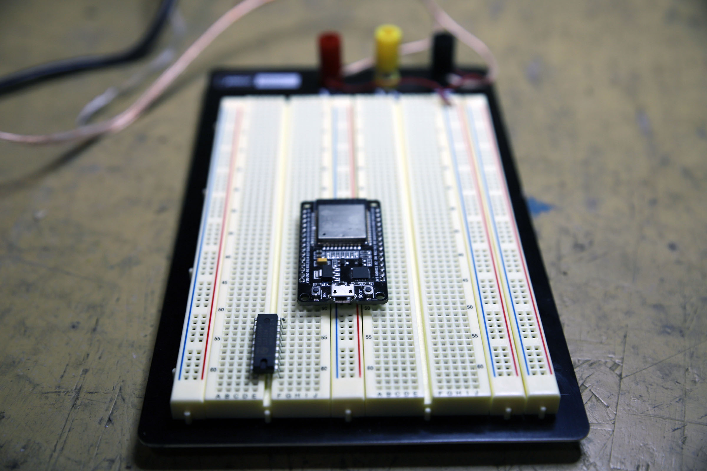 breadboard_esp32_saa1099
