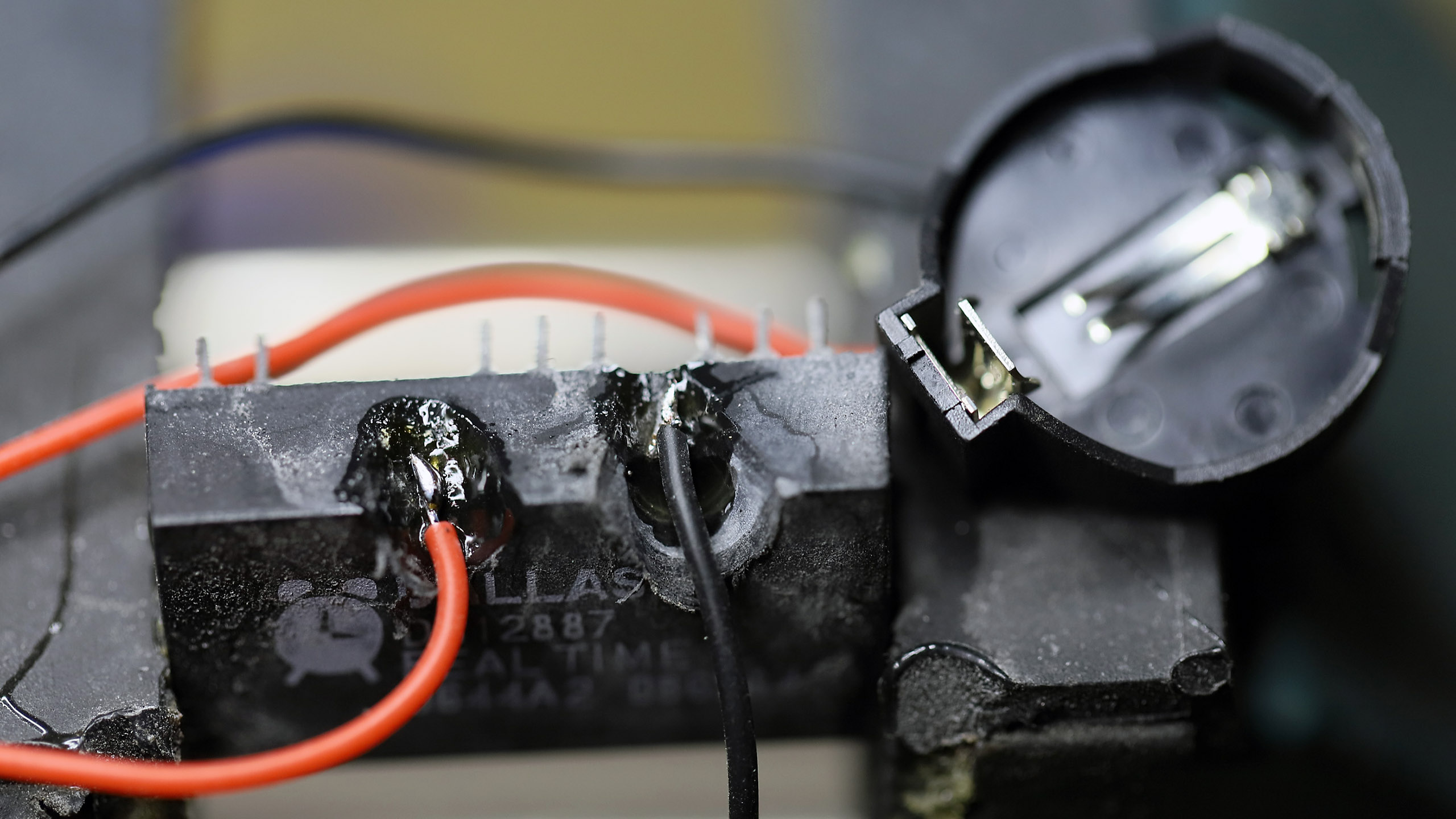dallas12887_ext_coin_battery_socket_mod