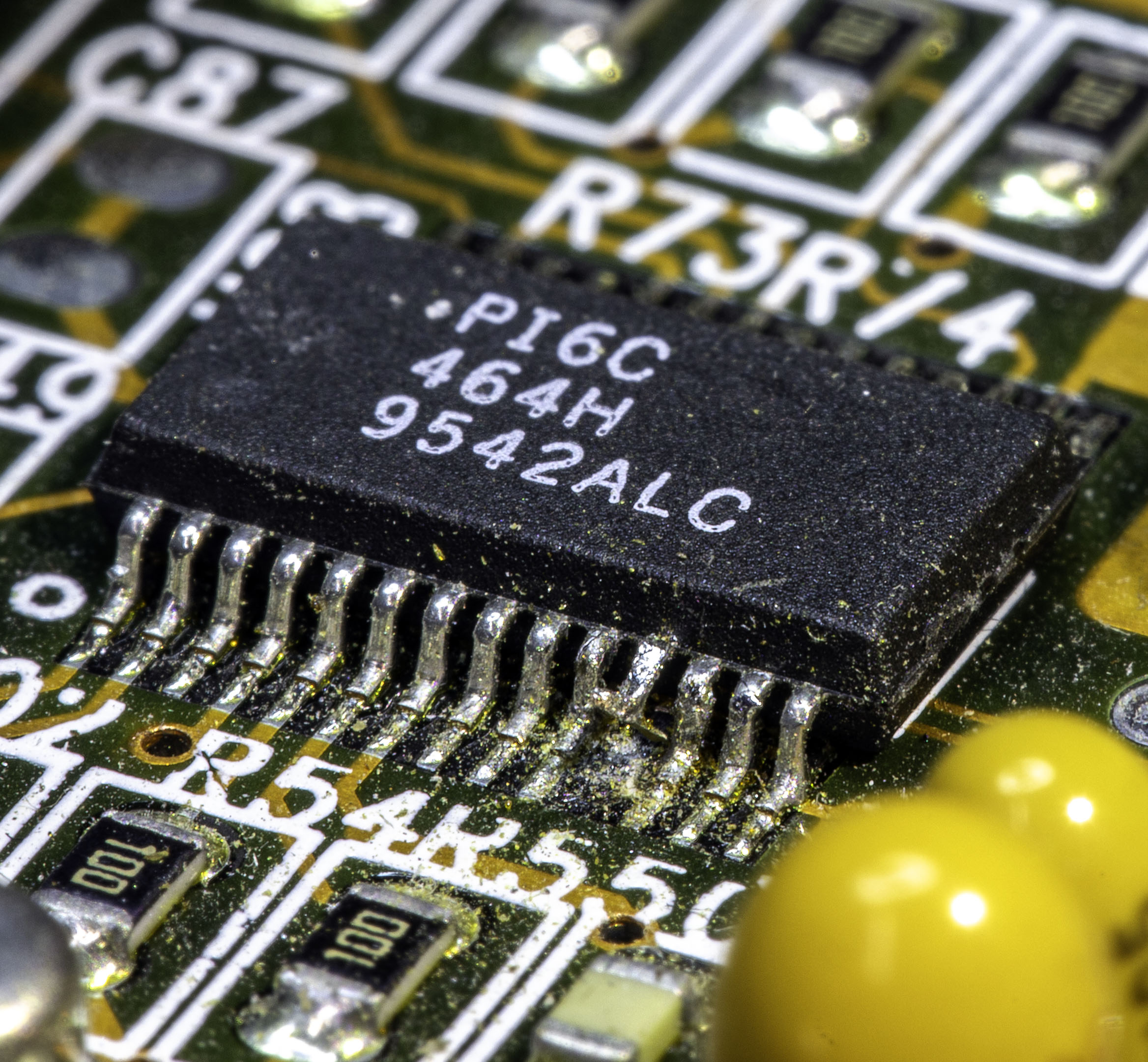 p54c_pi6c464h_pin11_s0_lift