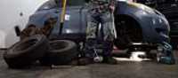 changing_tires_yaris_oil