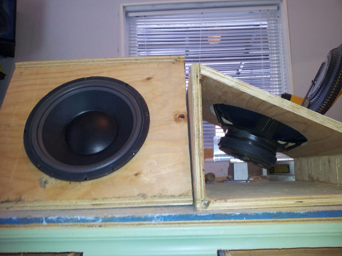 building_12_speaker_04