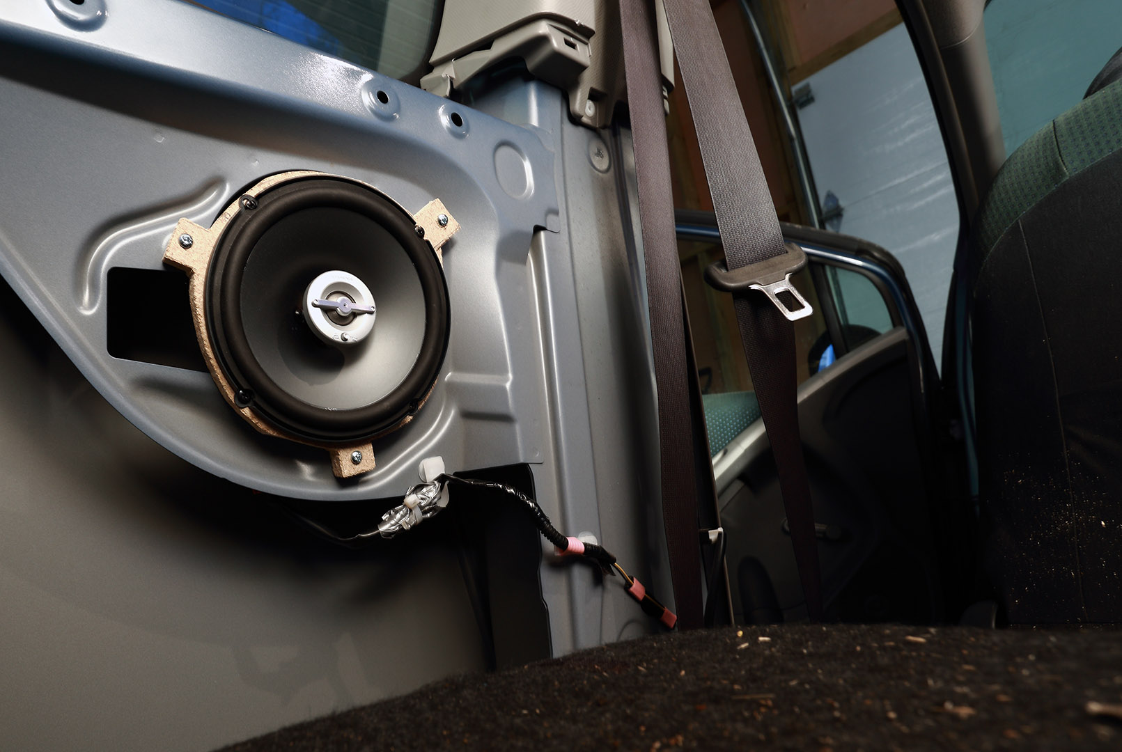 car_rear_speaker_riser_fix