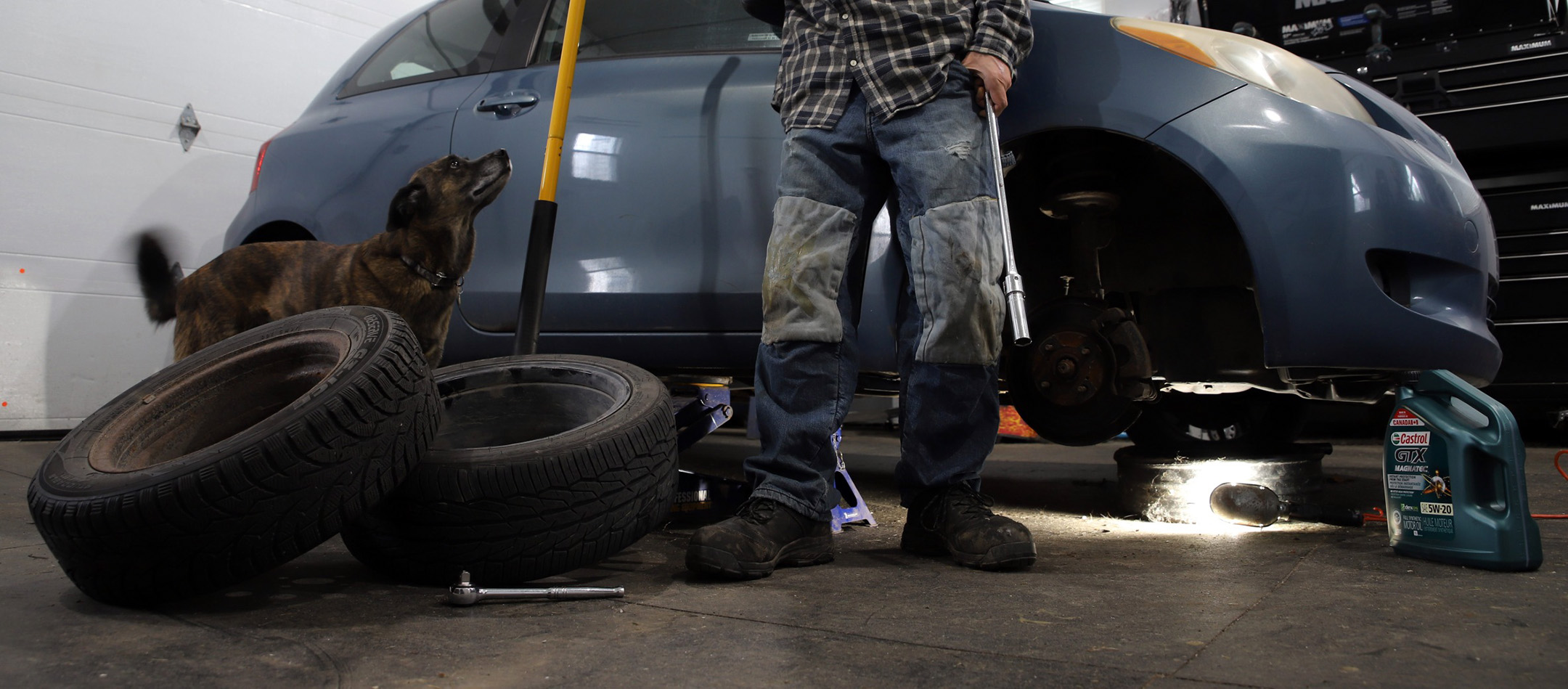changing_tires_yaris_oil