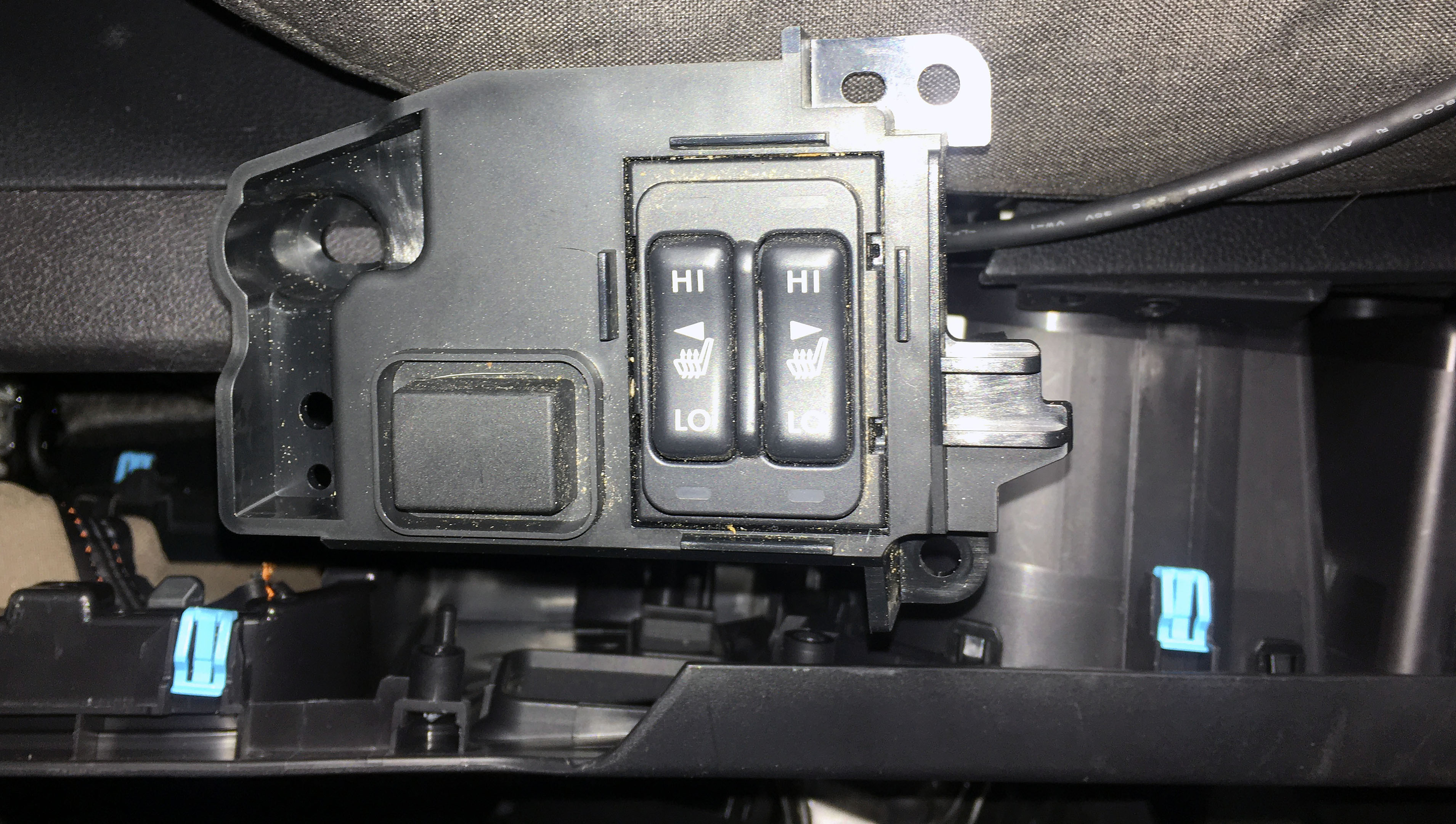 crosstrek_armrest_control_blank_front