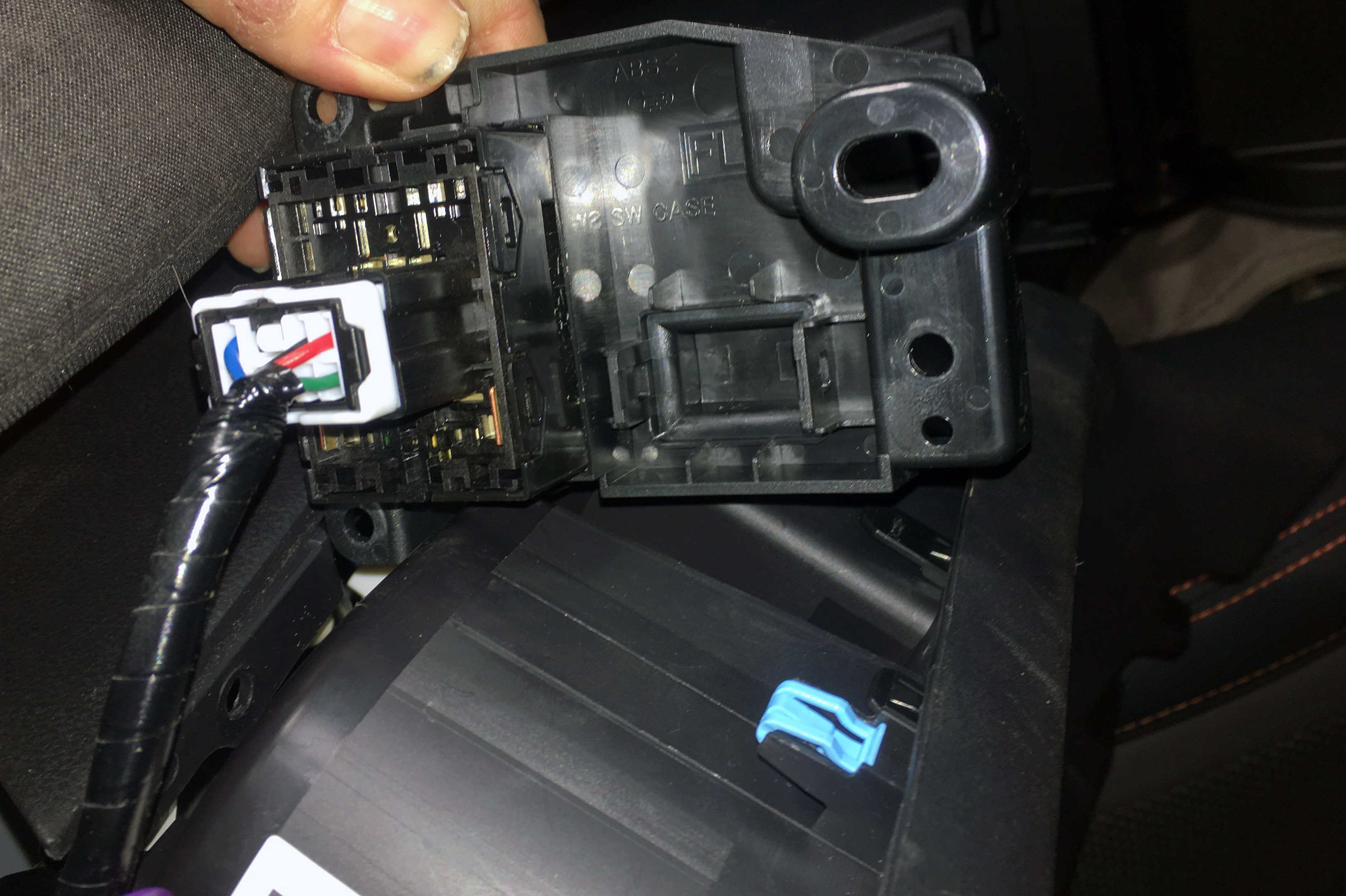 crosstrek_armrest_control_blank_rear