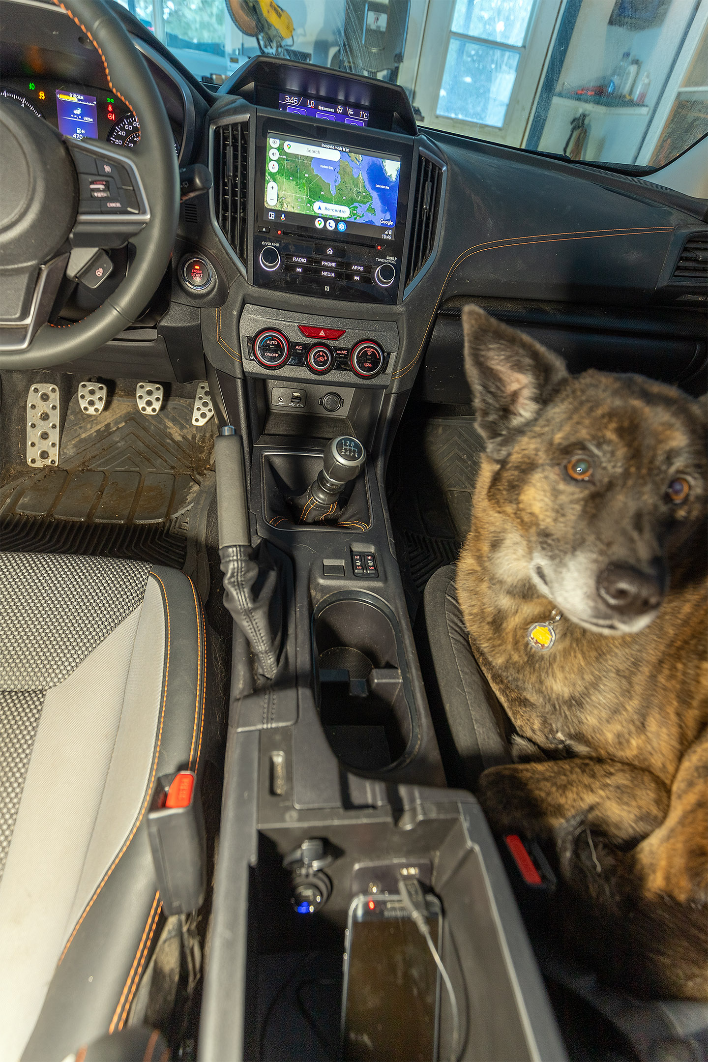 crosstrek_armrest_phone_androidauto