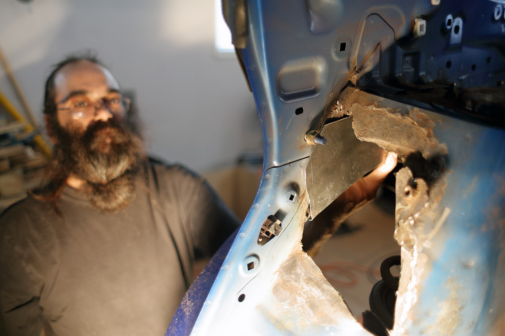 wrx_rusted_shocks_repair_thorn_installing_piece
