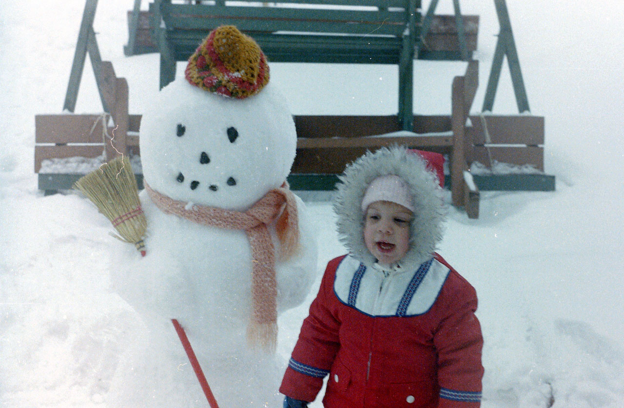 adeline_dehors_bonhomme_neige