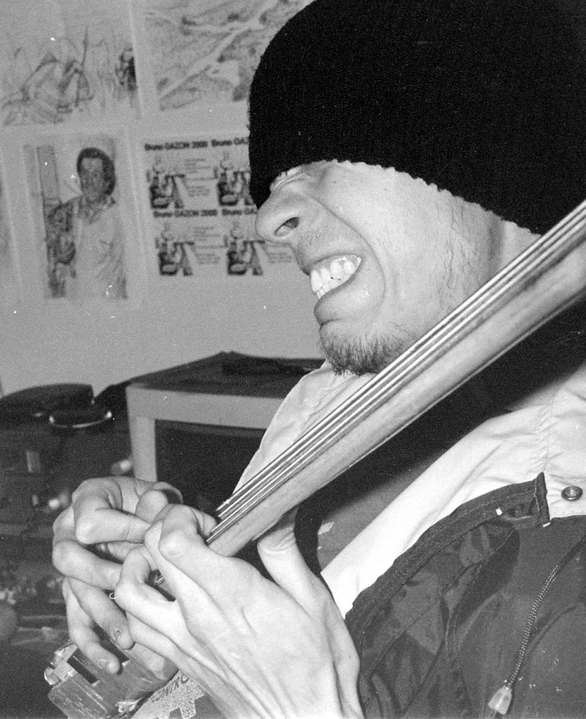 elz_bass_playing