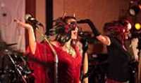 pop_chanteuse_masque_noir