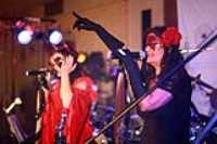 pop_chanteuse_masque_rouge