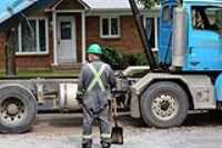 asphaltage_route_camion_benne_casque_vert