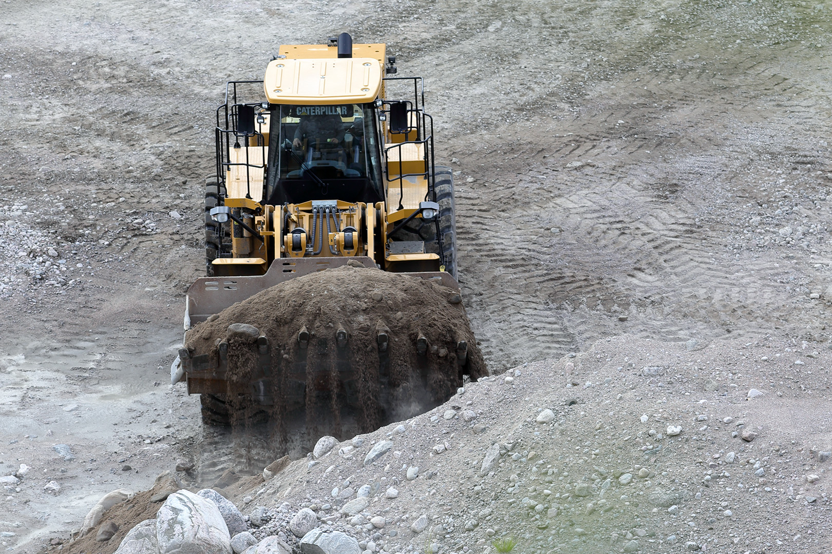loader_grabbing_soil