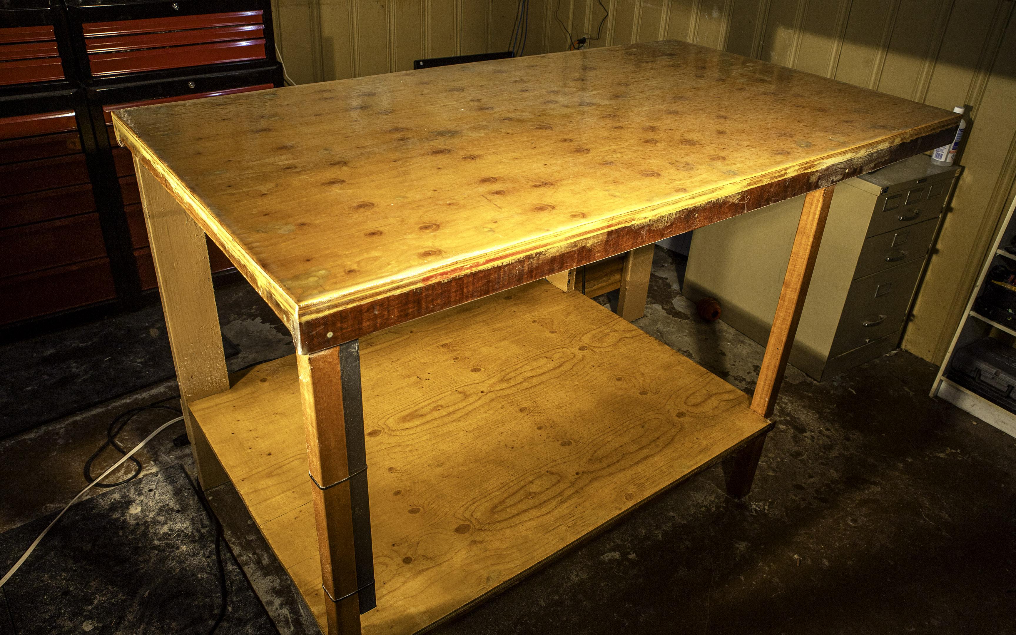 basement_craftingtable_epoxy_clean