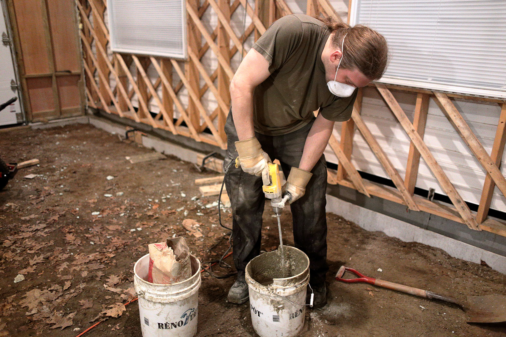 concrete_dewalt_mixing_garage_gowthik