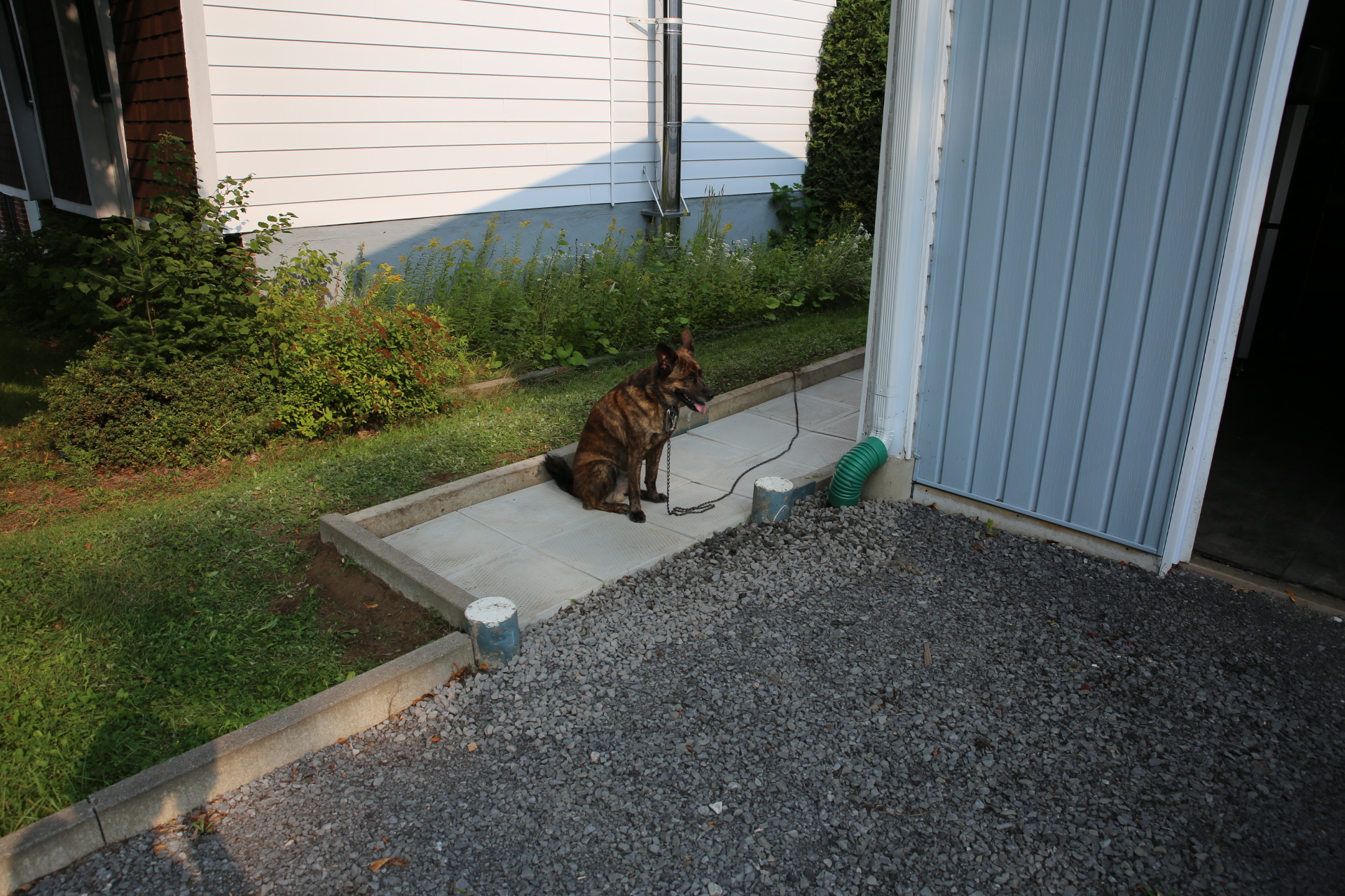 entryway_front_garbage_slab