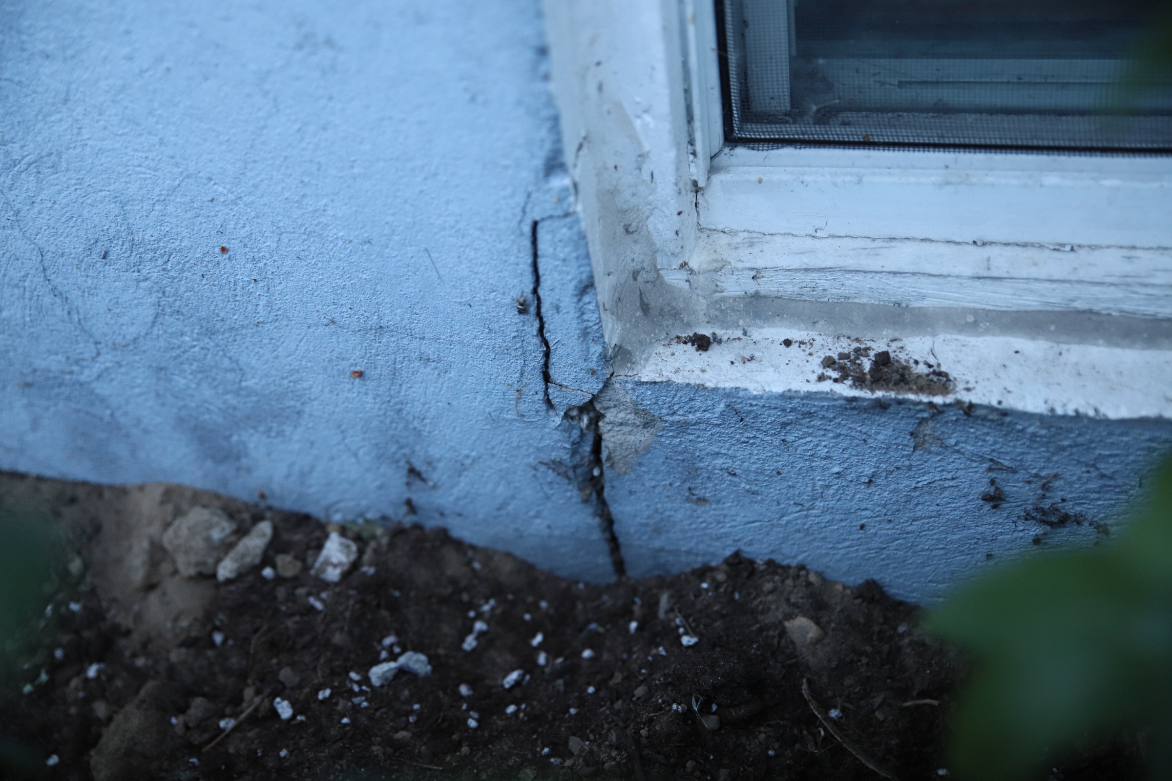 house_window_foundation_crack