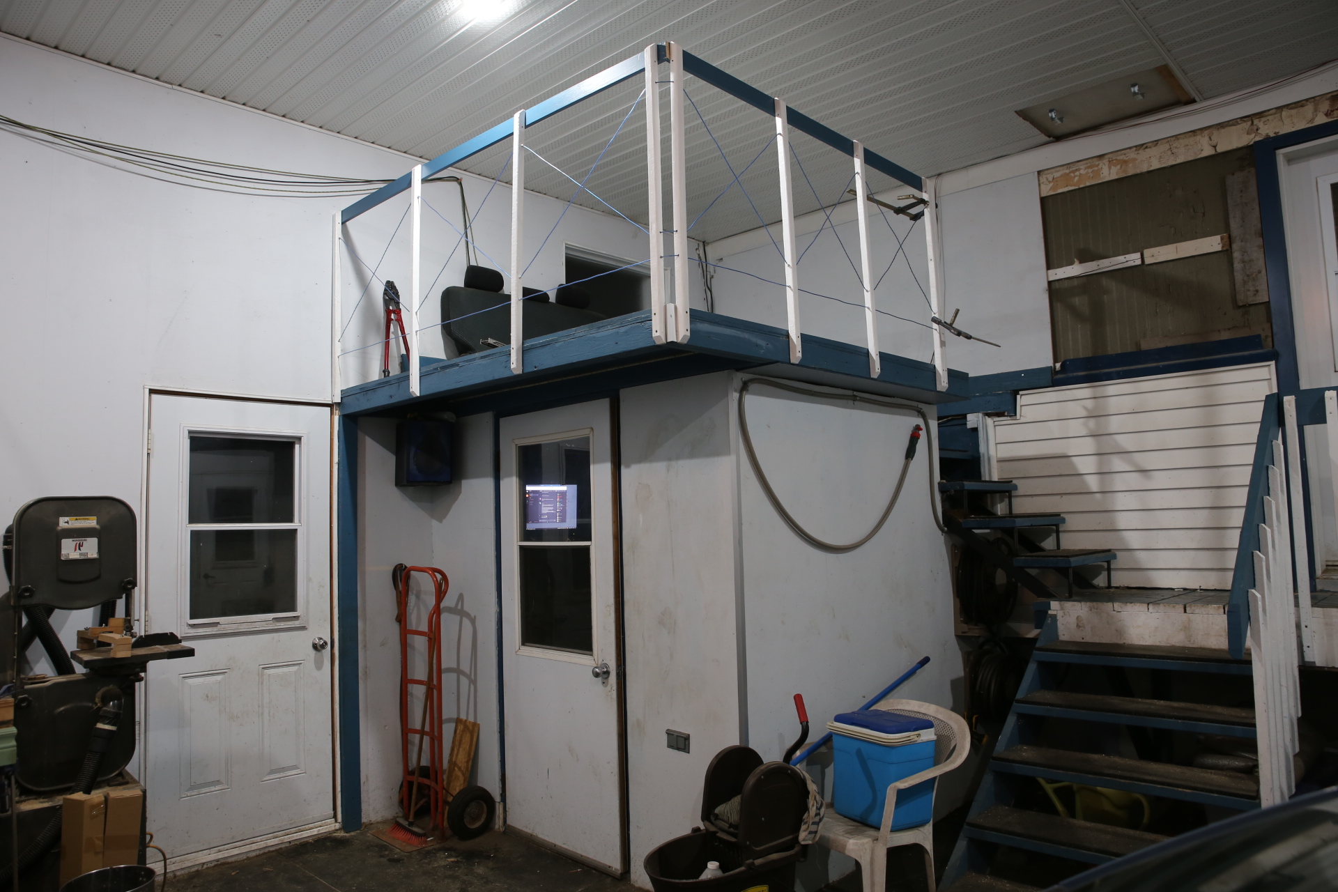 mezzanine_down_top